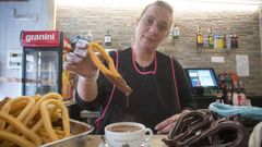 Beatriz, en la imagen, y Francisco abren desde las ocho de la ma�ana hasta que se les acabe la masa