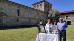 Cristina Dom�nguez, Flora Enr�quez y Jos� Luis �lvarez presentaron las jornadas en el jard�n del monasterio de Ferreira