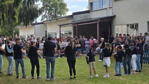 Festa con foliada no colexio de Parga