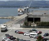 Aunque el muelle mantiene su actividad, el Puerto proh�be el acceso al almac�n da�ado. 