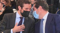 El l�der del Partido Popular, Pablo Casado, conversa con el presidente de la CEOE, Antonio Garamendi, que ha protagonizado un desayuno informativo hoy en Madrid.