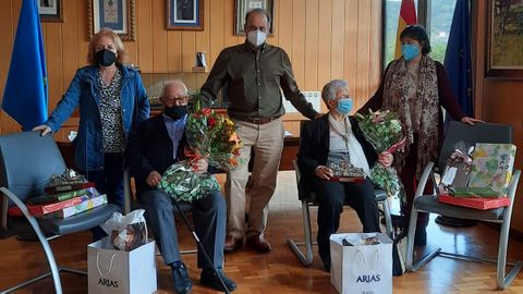 El Alcalde y las ediles de igualdad y cultura en el Ayuntamiento entregando las distinciones a los Abuelos del Año