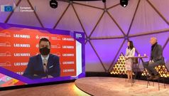 Protegido con una mascarilla, simul� hablar en ingl�s