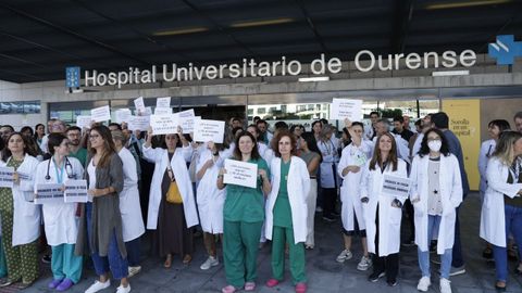 Concentración por la huelga de médicos contra el estatuto marco del ministerio de sanidad delante del CHUO en Ourense.