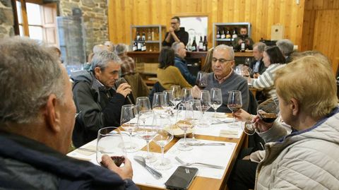 Cata de uno de los tintos seleccionados por la bodega