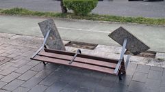 Banco que apareci� arrancado de cuajo,�llev�ndose consigo las losas de granito a las que estaba anclado.