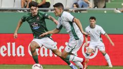 Gelardo en una pugna con Loureiro, actualmente en Dpor, en la ltima visita del Huesca a A Malata.