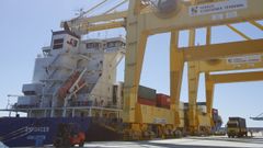 Barco con contenedores descargando en el muelle de Caneli�as. 