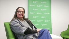 Natalia posa en la sede de la Asociaci�n Espa�ola contra el C�ncer de Ferrol.