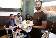 Pedro Castellanos, un cl�sico de la hosteler�a vilagarciana, es el jefe de sala. 