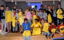 Los regatistas posaron con sus trofeos junto al alcalde y el concejal de Cultura de Fisterra.