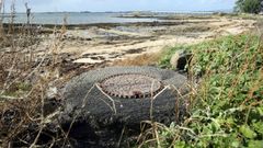 Un punto de vertido a la r�a de Arousa en la playa de O Castelete, en Vilagarc�a.