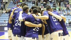 Los jugadores del Obradoiro hacen pi�a antes del partido ante el Melilla en Sar