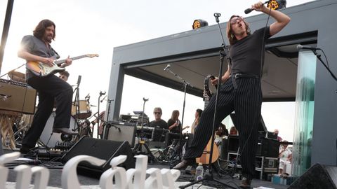 O guitarrista arous&aacute;n Antonio Casado acompa&ntilde;ou a Pablo Lesuit sobre o escenario