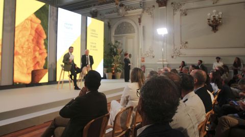 Unas 160 personas asistieron a las distintas intervenciones, como la del diputado Javier Tour�s