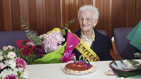 Araceli Hidalgo, con la tarta de cumpleaos, en la residencia de Guadalajara en la que vive