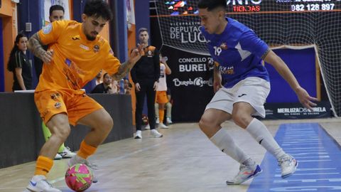 Marquinho encara a un rival en el partido contra el Melistar ante la mirada de su entrenador, David Rial.