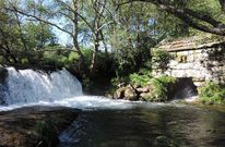El r�o Almofrei oculta en Cotobade una fervenza conocida como Pozo Negro, rodeada de molinos. 