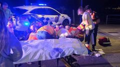 Los servicios de emergencia, junto al var�n atropellado en�Bertamir�ns