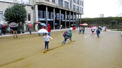 Zona semipeatonalizada en la plaza de Barcelos, con el muro de Santa Clara al fondo