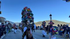 Desfile de comparsas y carrozas en Muros