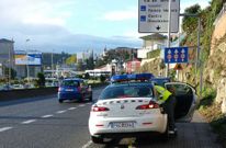 La Guardia Civil sanciona para que los coches en las aceras no entorpezcan el paso de los peatones. 