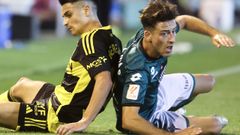Bermejo, del Zaragoza, y Delm�s, del Racing, en el suelo tras un lance del juego.