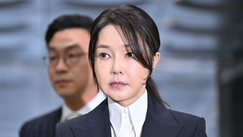 La ex primera dama de Corea del Sur, Kim Keon-hee, asistió a una audiencia de revisión de su orden de arresto este martes.