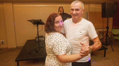 Merchi y Jos� Mar�a, en el baile de la tercera edad de Cabana. Bailan siempre en pareja, salvo cuando suena un tema �moderno�