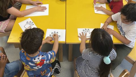 Varios ni�os en la ludoteca municipal, en A Solaina