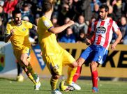 Carlos Pita, timonel rojiblanco, con el bal�n ante dos jugadores del Alcorc�n.