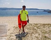 Borja Coya lleva cinco veranos como socorrista en la playa de Area de Bon. 