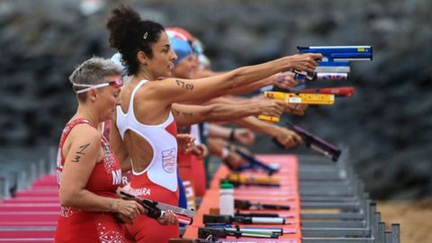 Natalia Snchez durante una de las pruebas de tiro con pistola lser