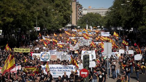 Manifestaci�n convocada hoy por la Asociaci�n Jusapol, que agrupa a polic�as y guardias civiles, para reivindicar la equiparaci�n salarial con otros cuerpos policiales, ante la sede del Partido Popular en Madrid