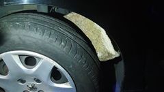 Estado en el que qued� la rueda de uno de los veh�culos accidentados en Bamio, al incrustarse en ella una piedra