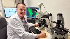 Carlos L&oacute;pez Ram&oacute;n y Cajal, ante un microscopio