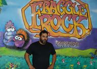 �scar Lema ultimando preparativos para abrir Fraggle Rock en Ribadeo. 