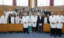 Especialistas que finalizaron su formaci�n este a�o en el CHUS, en mayo, en su despedida. 