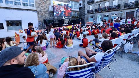 Pantalla gigante en la Plaza Ram�n Juega de Laxe.
