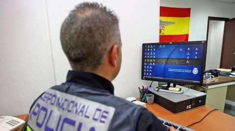 Imagen de archivo de un agente de una unidad especializada en delitos cometidos a través de Internet