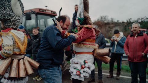 Pantallas y felos aparecen en la protesta de la autov&iacute;a en Xinzo