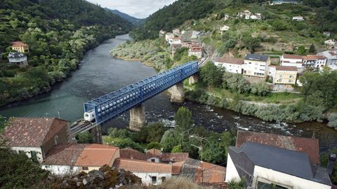 Os Peares, donde confluyen el río Sil y el Miño, bajo el puente ferroviario metálico.