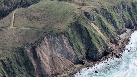 En la imagen captada el s�bado pasado desde el aire destaca el deslizamiento de tierra, vegetaci�n y rocas que se produjo hace cuatro meses en la costa de Campelo y otro m�s peque�o, cerca de la senda peatonal. 