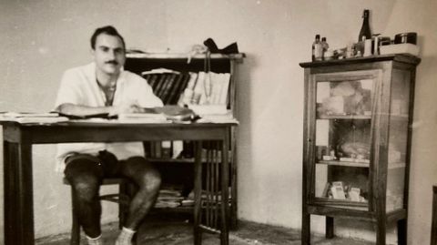 Sierra Carrasco en una foto de los a�os 60 en su consulta en Guinea.