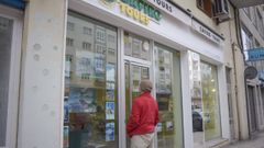Escaparate de una agencia de viajes en Lugo.