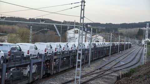 Un tren cargado de autom�viles a su paso por la estaci�n de A Pobra do Broll�n