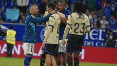 El centrocampista del Oviedo Santi Cazorla saluda a Pedri, al trmino del partido de la sexta jornada de LaLiga EA Sports que Real Oviedo y FC Barcelona han disputado este jueves en el estadio Carlos Tartiere