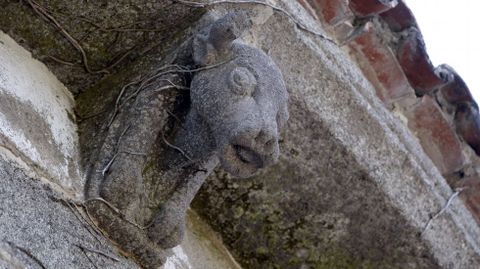 Canecillo esculpido en la iglesia de San Salvador de Asma