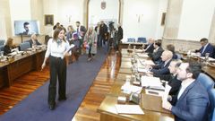 La presidente de la Diputaci�n de Lugo, entrando en el pleno y saludando a los diputados del PP