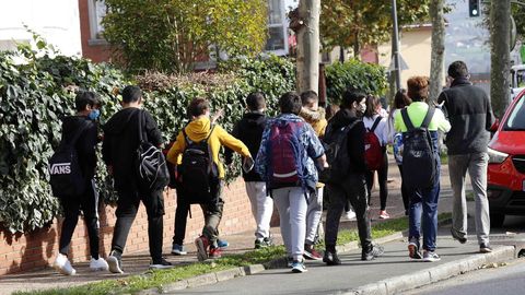 Un grupo de jvenes a la salida del colegio en Asturias